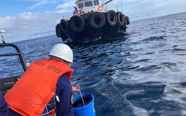 一艘载有140万升石油的菲律宾油轮在马尼拉湾倾覆
