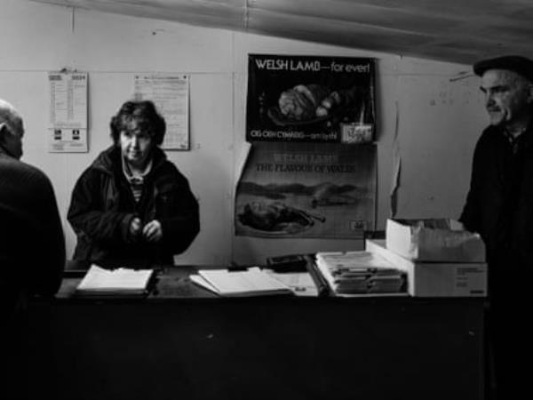 John Pughe discussing the day’s happenings with the auctio<em></em>neers at Machynlleth farmers’ marke.